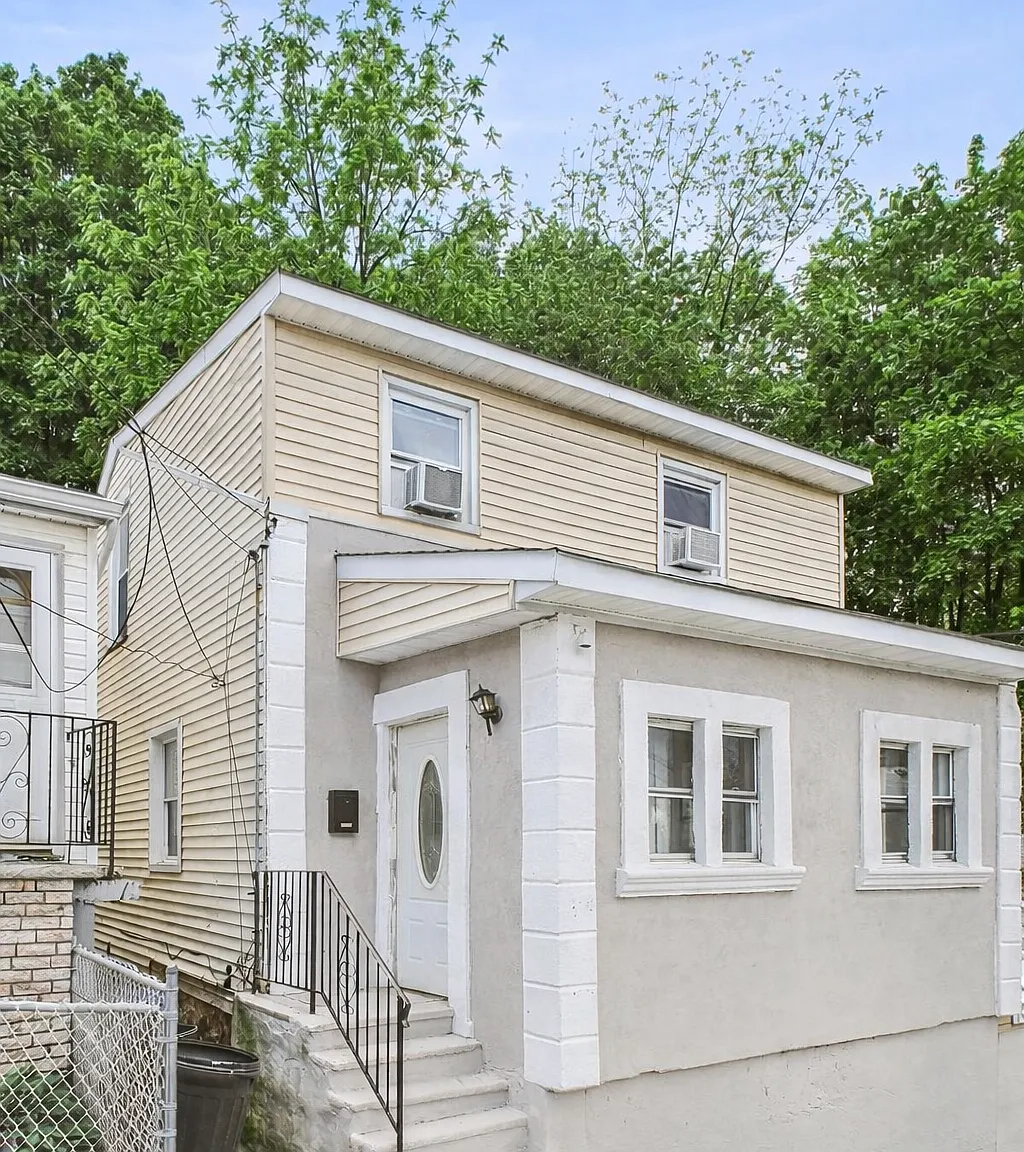 4 bed, 1.5 bath, $3,200 — Photo 3