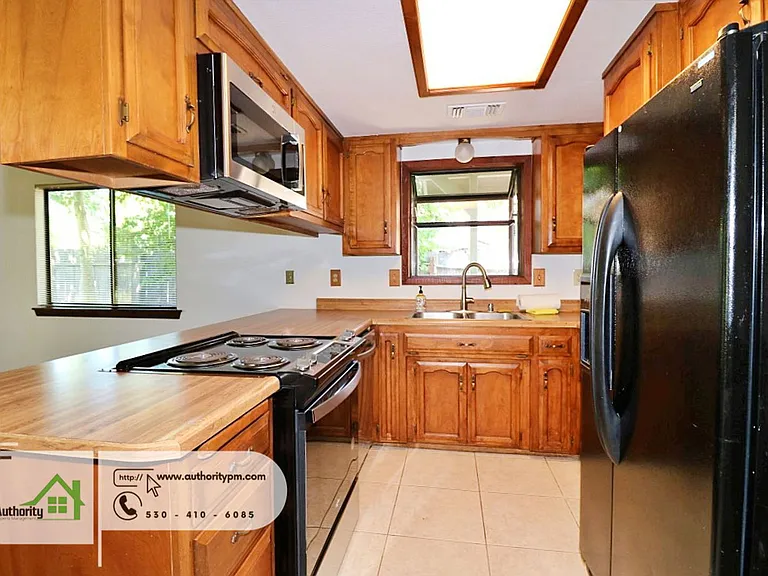1744 Kildare Dr — Photo 6