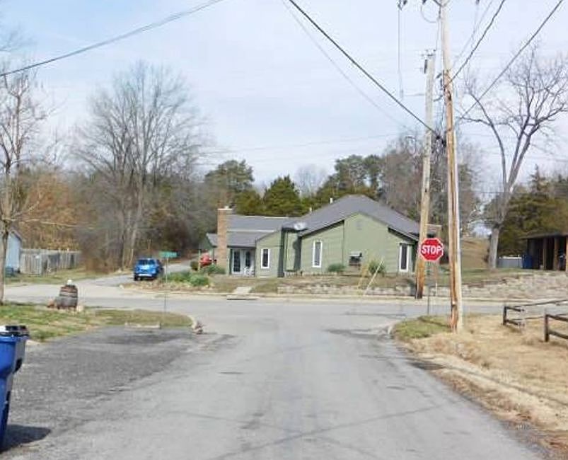 Exterior Neighborhood (street photo)