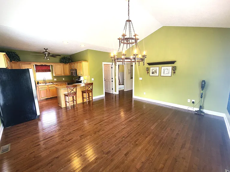 518 Cloverfield Ln — Photo 8