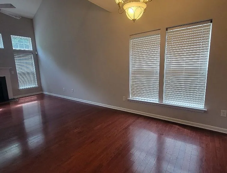 2339 Whitford Ln — Photo 10