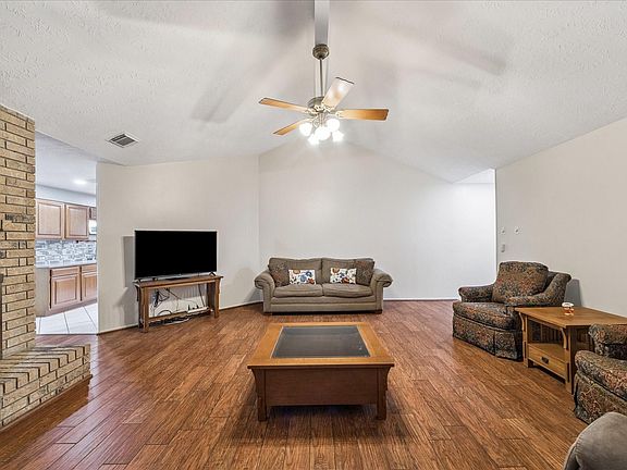 4th image of 2202 Sunswept Court