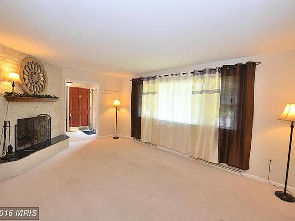 3rd image of 1930 Applewood Dr