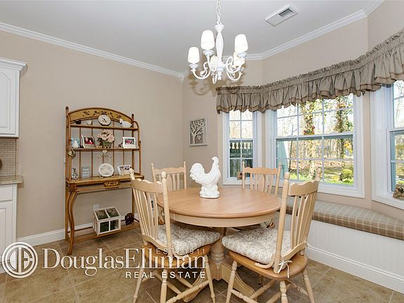 4th image of 159 Willow Wood Dr