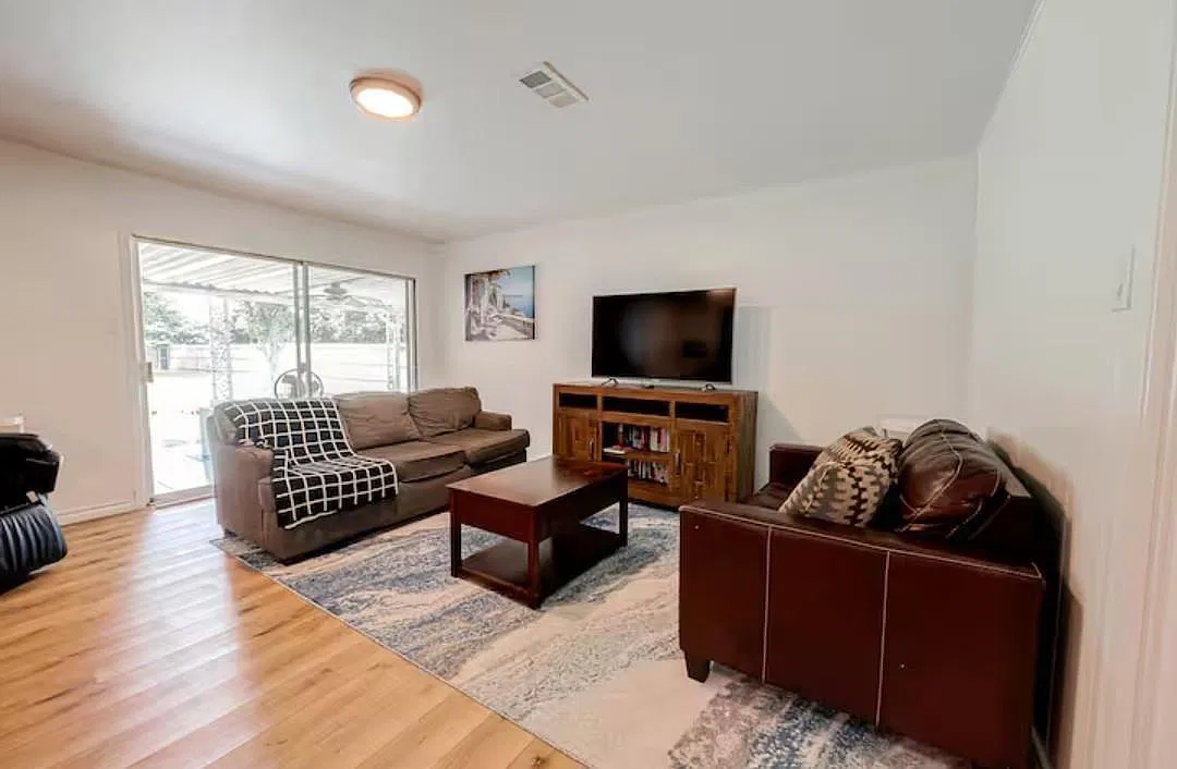 3 bed, 1.5 bath, 1580 sqft, $2,300 — Photo 3
