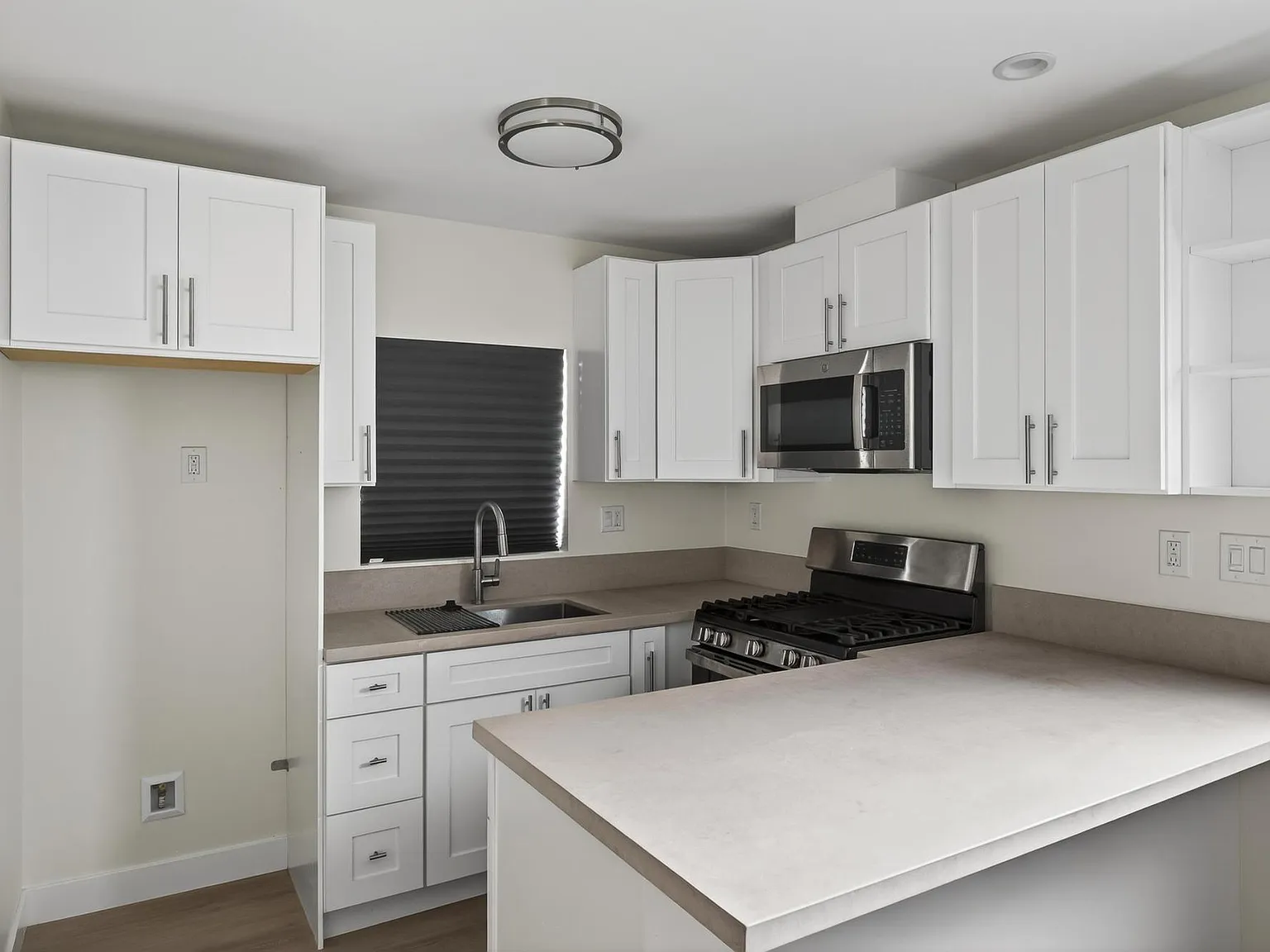 1 bed, 576 sqft, $2,350 — Photo 4