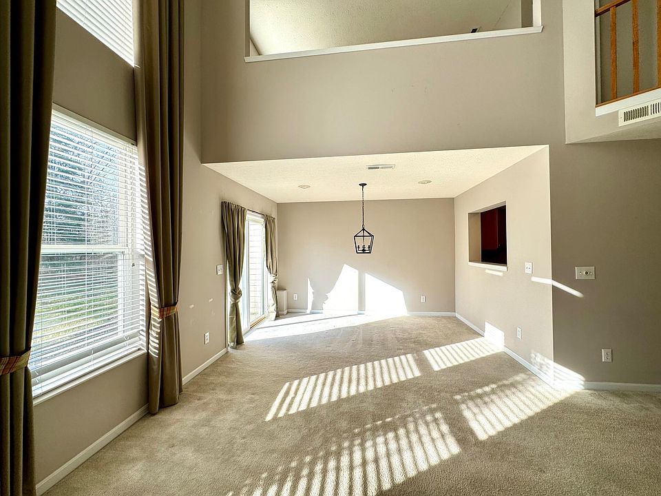Living Room & Dinning Nook