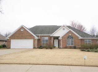 105 E Henson Ave, Springdale, AR 72764