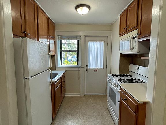 3rd image of 1064 Kenmore Ave #9