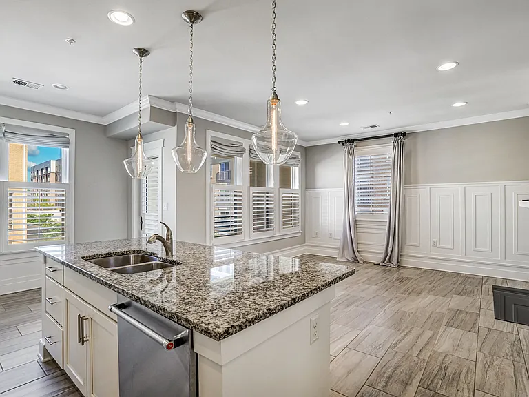621 Bluemont Ave #102 — Photo 3