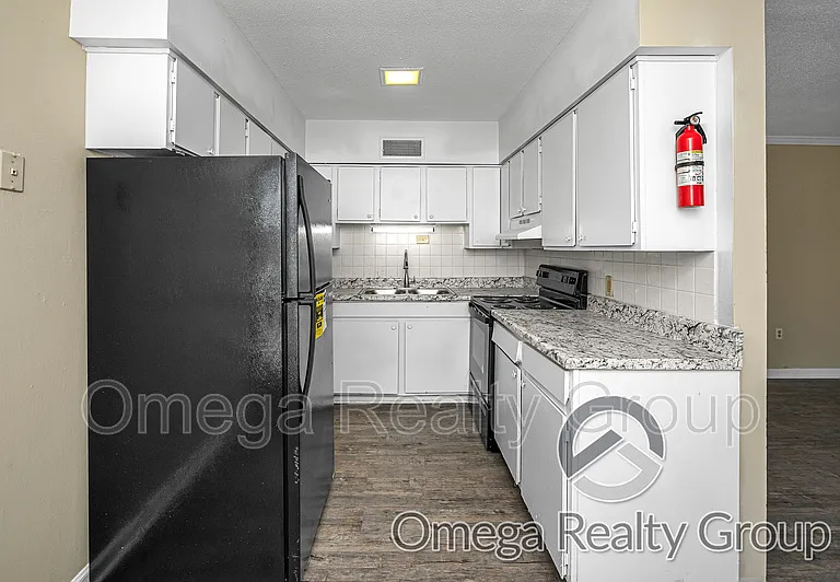 South Court Apartments — Photo 15