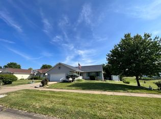 1109 Highland Dr, Mahomet, IL 61853