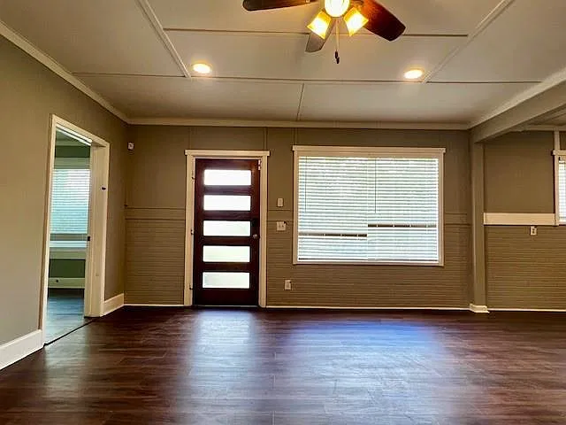 3 bed, 2.0 bath, 2038 sqft, $2,095 — Photo 2
