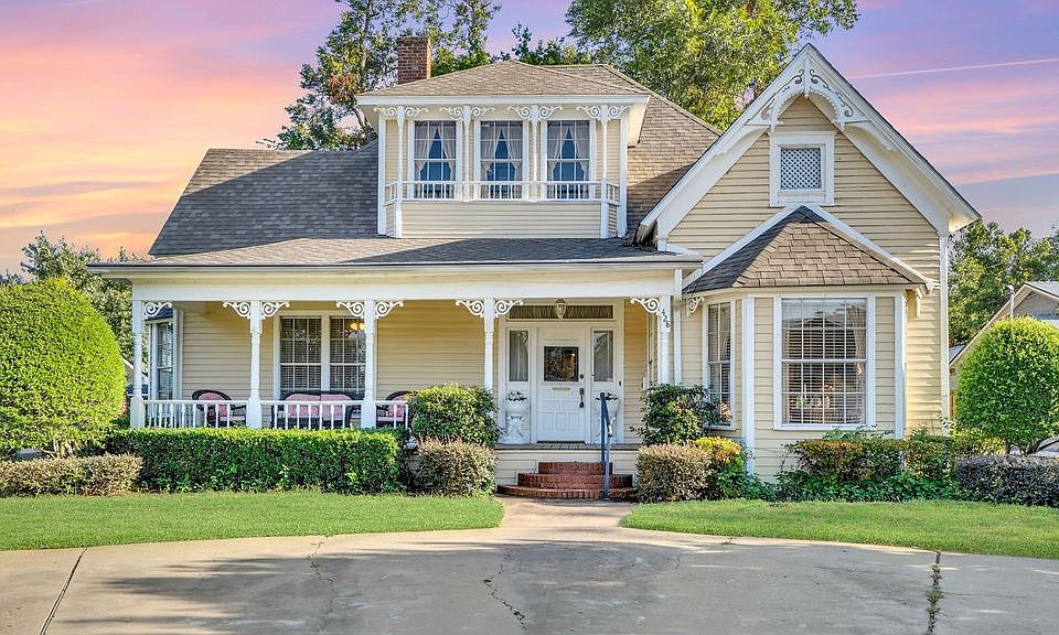 1st image of 428 College St