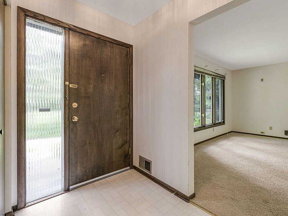 4th image of 40 Birnamwood Dr