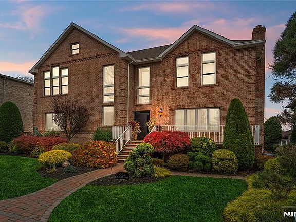 4th image of 534 Brandon Pl
