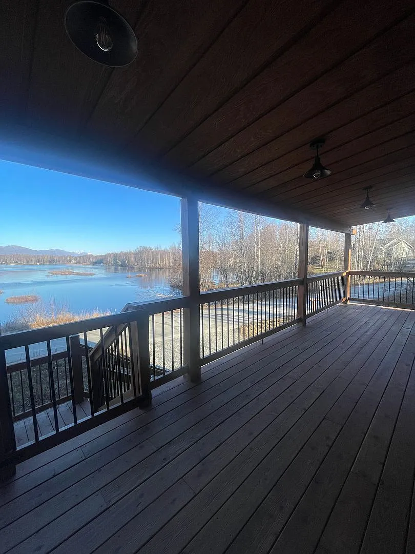 Amazing custom built Alaskan Log home across from Rainbow Lake! Fully Furnished! — Photo 2