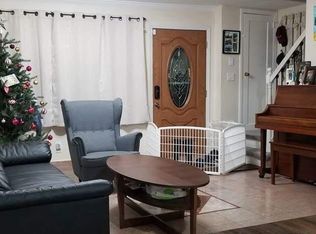 877 Plum Tree Rd E, Westbury, NY 11590