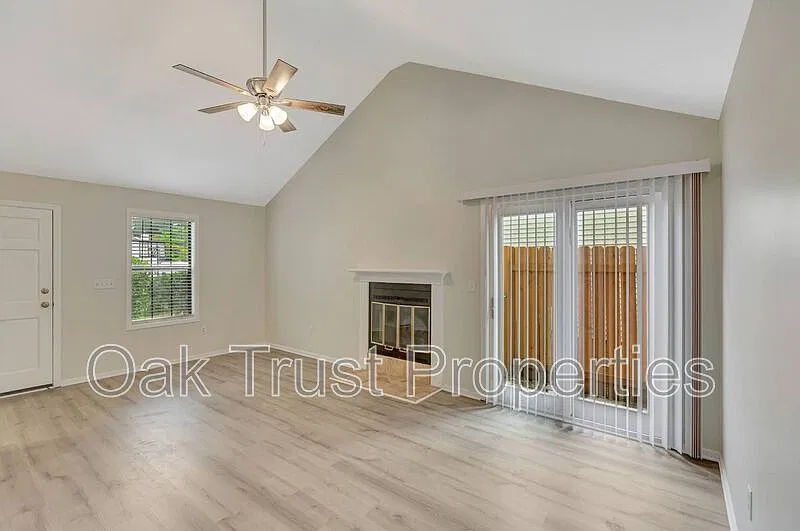 3 bed, 2.0 bath, 1300 sqft, $2,350 — Photo 4