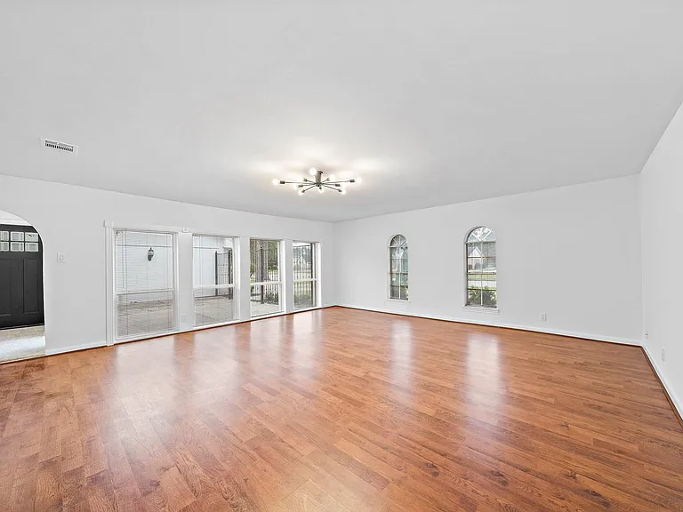 7810 Antoine Dr — Photo 7