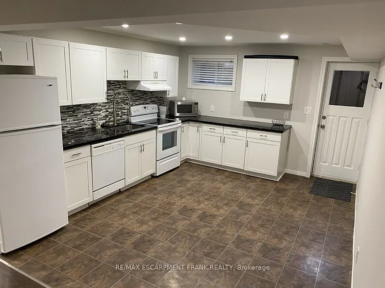 86 Chatham St #LOWER — Photo 10