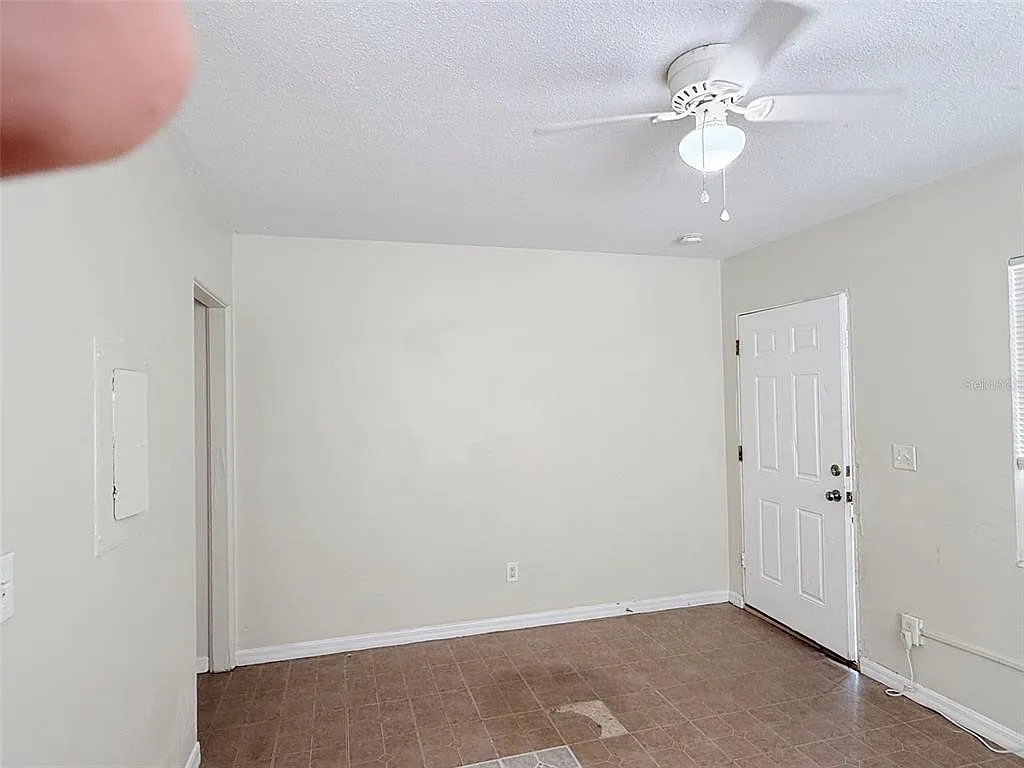Studio, 1.0 bath, 350 sqft, $895 — Photo 3