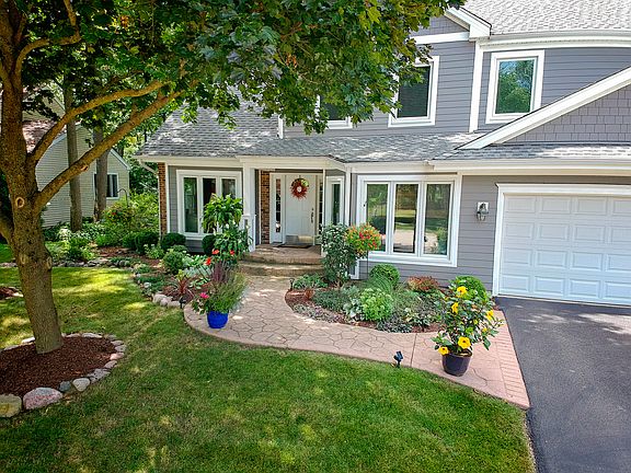 3rd image of 828 Interlaken Dr