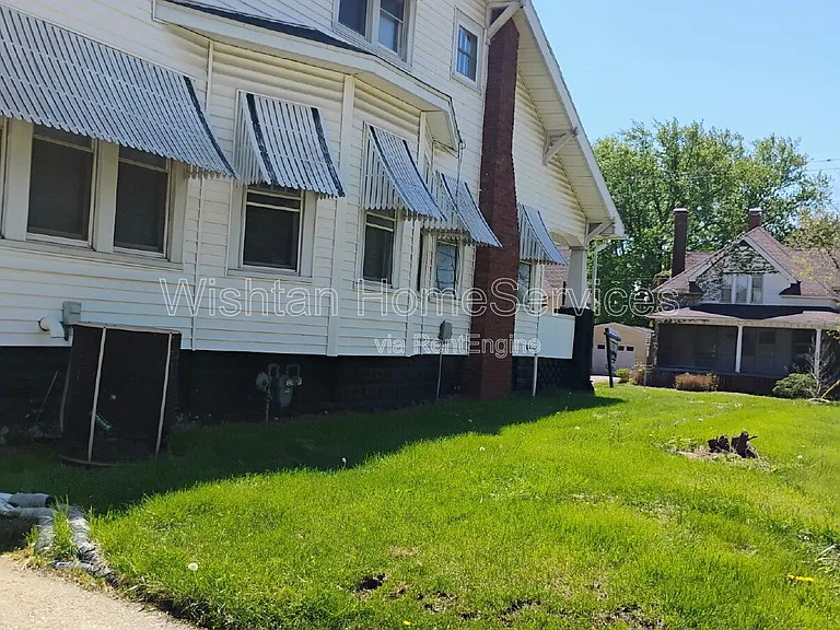 159 W Locust St — Photo 25