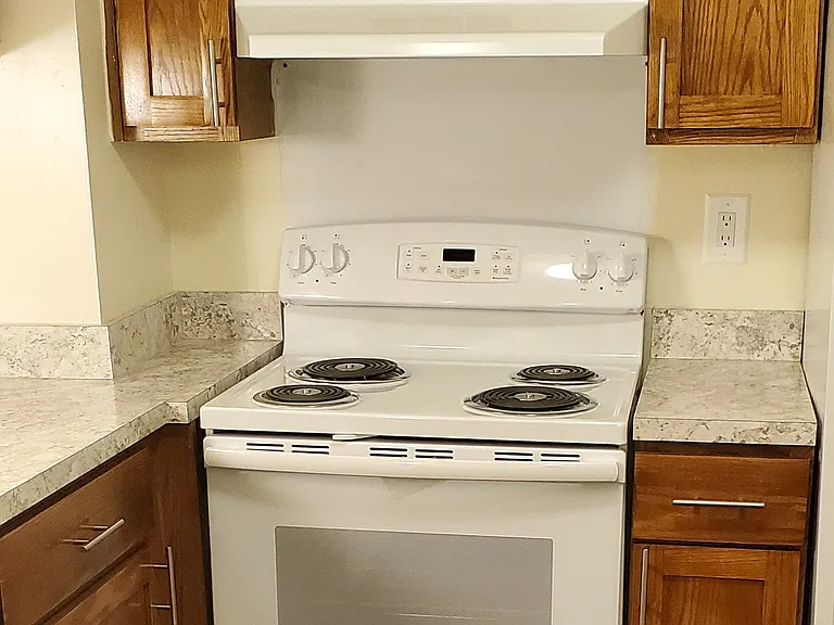 Lakeside Village Apartments — Photo 116
