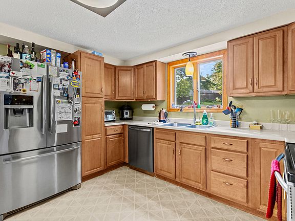5th image of 5 Crestwood Drive