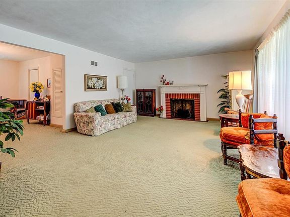 5th image of 8104 Edinburgh Dr