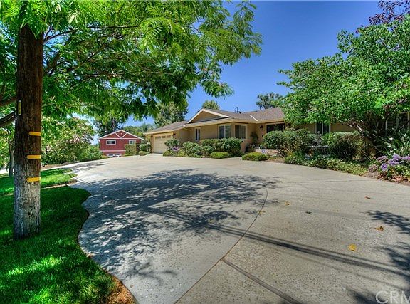 2nd image of 2493 Euclid Cres E