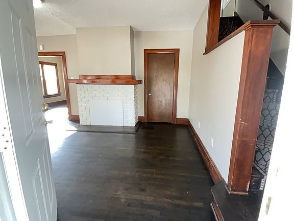 2nd image of 106 E Maplewood Ave