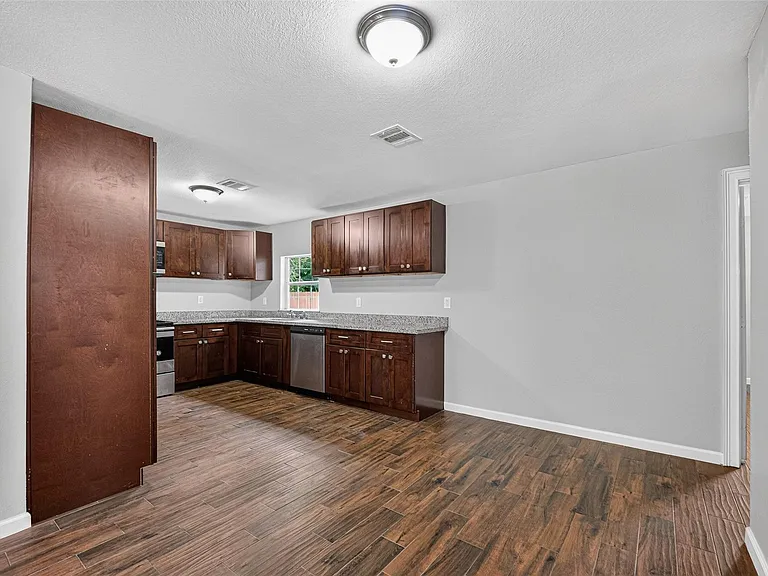 1112 Johnson St — Photo 12