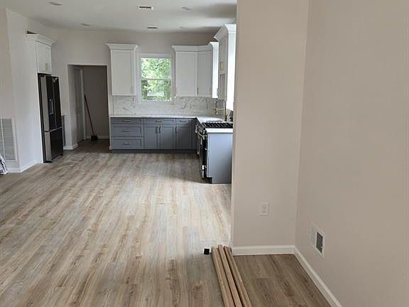 2nd image of 285 W Palisade Ave