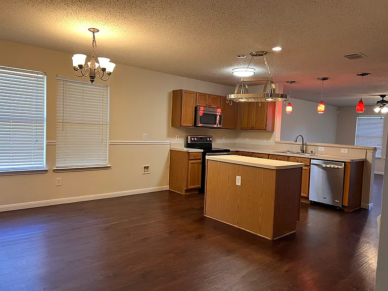 1017 Alexandria Dr — Photo 8