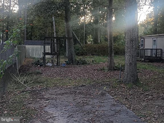 3rd image of 405 Daffodil Rd