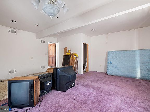 5th image of 8 Lakewood Cir