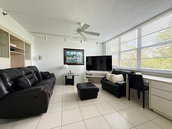 5th image of 3507 Oaks Way #310