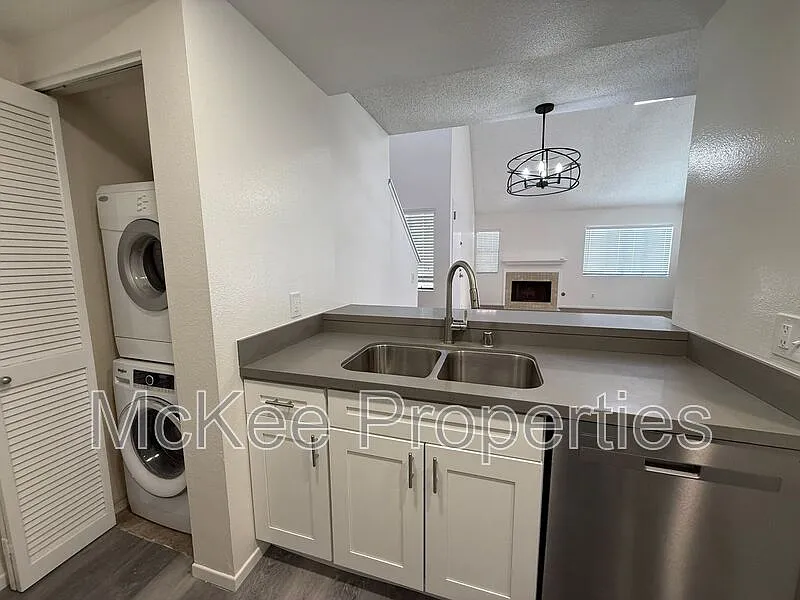 2 bed, 1.0 bath, 1029 sqft, $3,200 — Photo 4