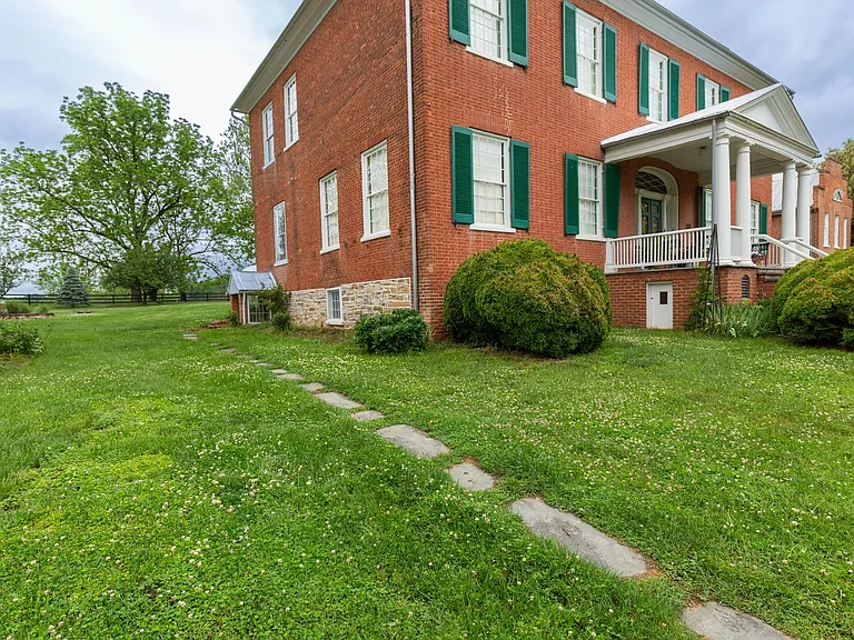 568 Smithfield Ln — Photo 23