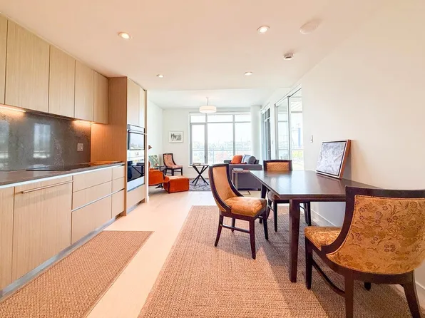 785 Harbour Ave #502, North Vancouver, BC V7J 2E9