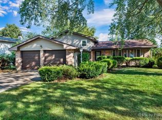 945 Abbington Dr, Crystal Lake, IL 60014