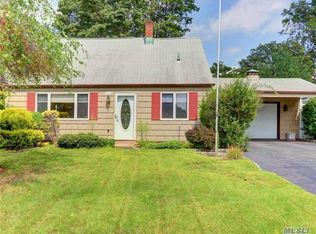 91 Morning Glory Rd, Levittown, NY 11756