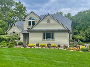 21850 Azalea Cir, Grosse Ile, MI 48138