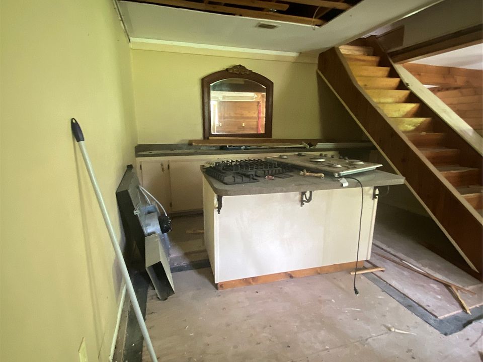 13th image of 140 Bellview Rd