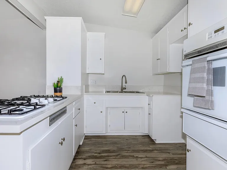 Sea Breeze Beach Apartments — Photo 30