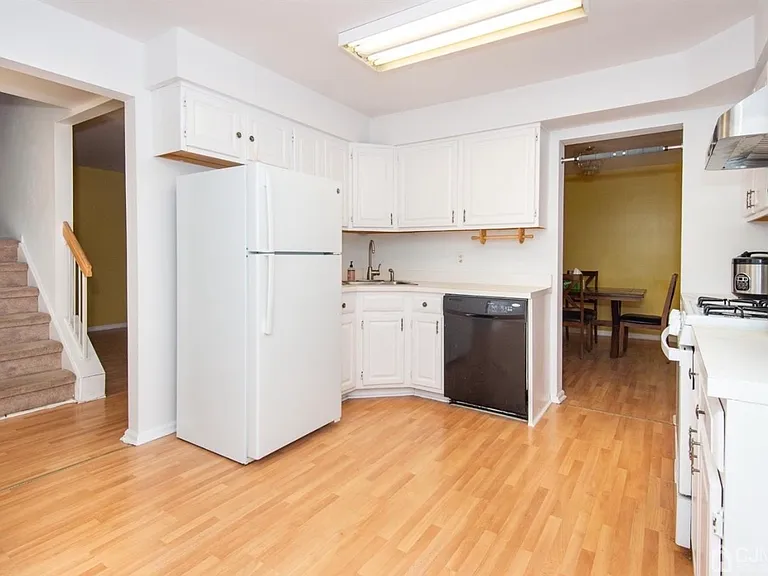 1805 Amanda Ct — Photo 3