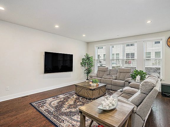 4th image of 214 Iris Ln