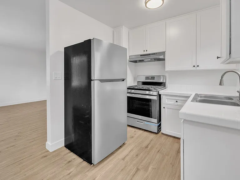 1055 Loma Ave — Photo 2